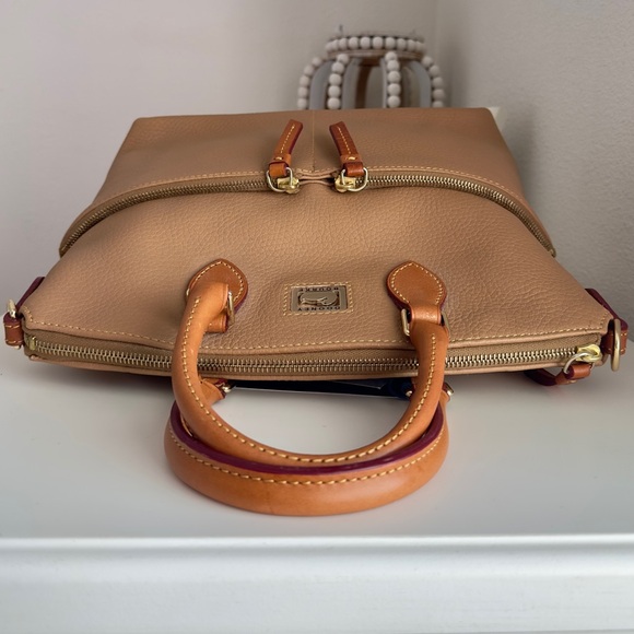 NWT Dooney & Bourke Dillen Double Pocket Crossbody Satchel Pebble Leather Sand - Picture 3 of 12